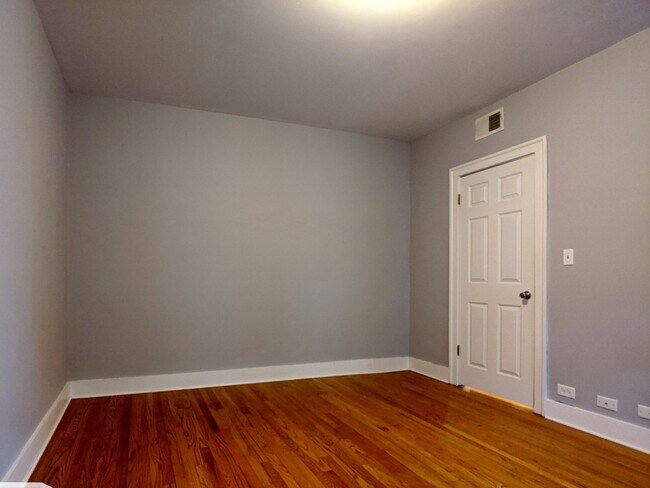 Building Photo - 5027 N Harding Ave