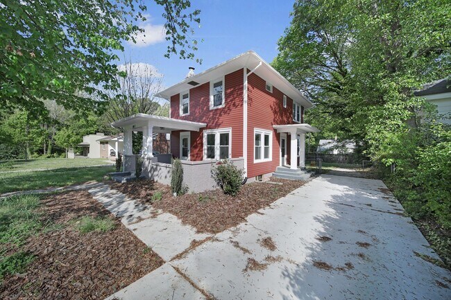 Building Photo - Lovely Two Story, 3 Bedrooms, 2 Bath Home