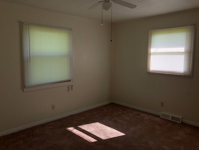 Building Photo - 6 Maple Ct