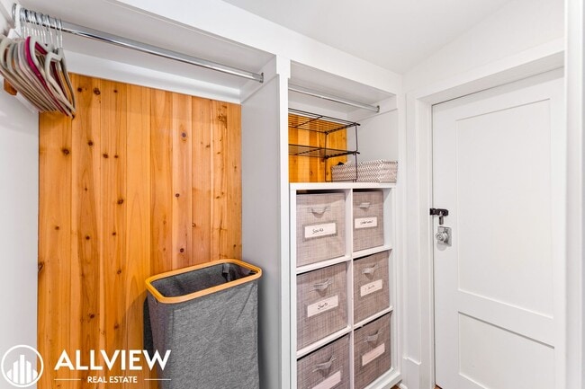 Building Photo - Gorgeous 3 bed 3.5 bathroom home available...