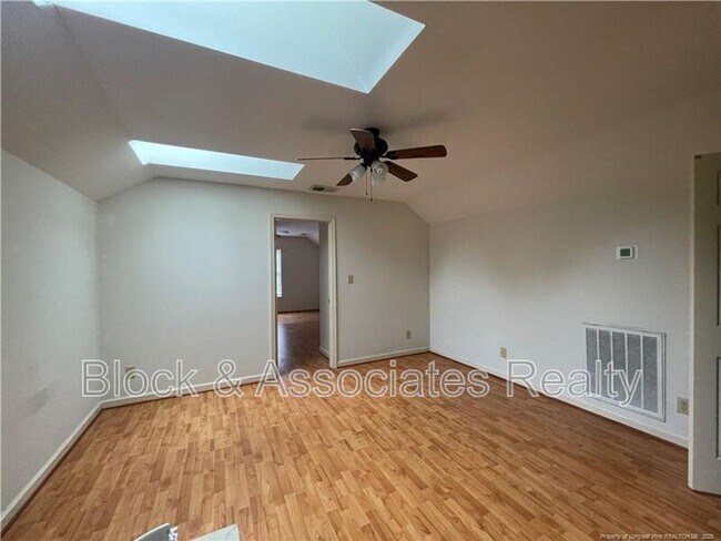 Building Photo - 596 E Lake Ridge Rd