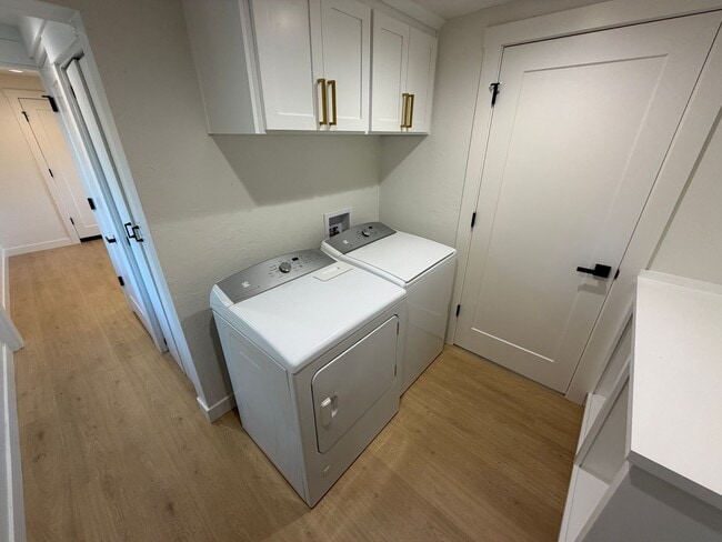 Building Photo - WAL2 - FULLY renovated 3 bed 1.5 bath Duplex on OAKWAY!