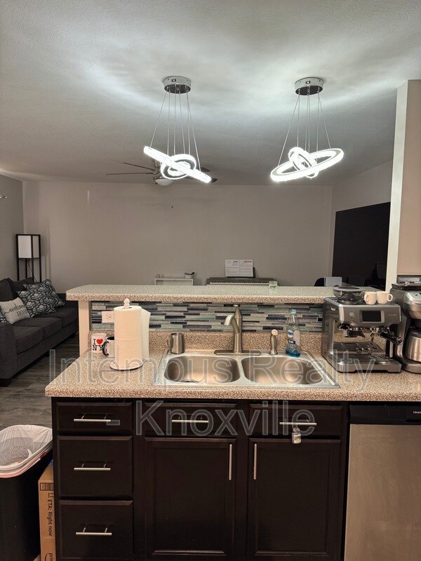 Building Photo - 2419 E Glenwood Ave