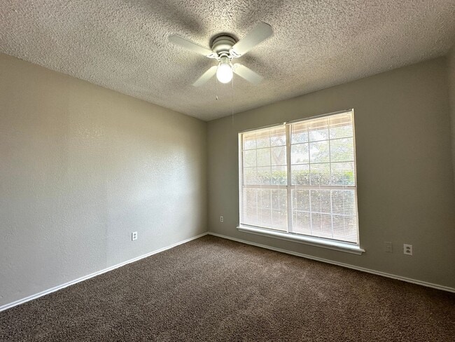 Building Photo - 3bed/2Bath Available 9/10