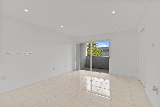 Building Photo - 9373 Fontainebleau Blvd