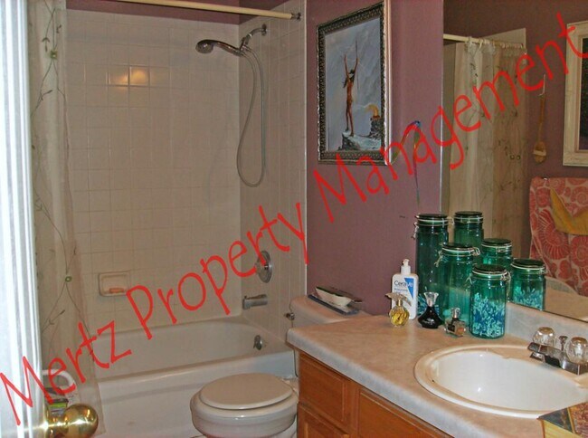Building Photo - 2215 Lisa Dr