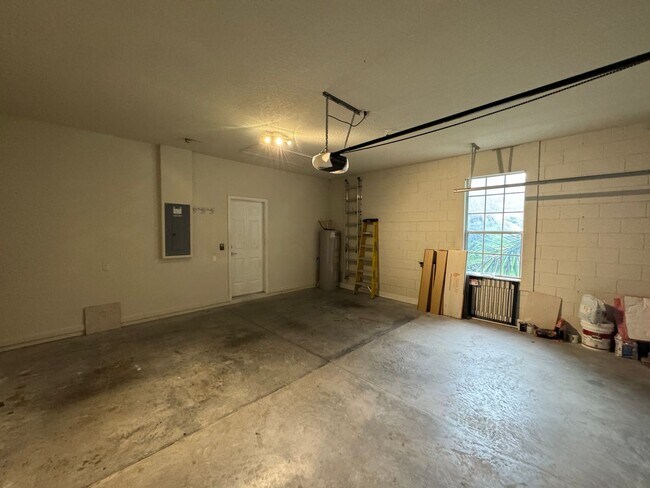 Building Photo - Spacious 4 Bedroom Spring Isle Home AVAILA...
