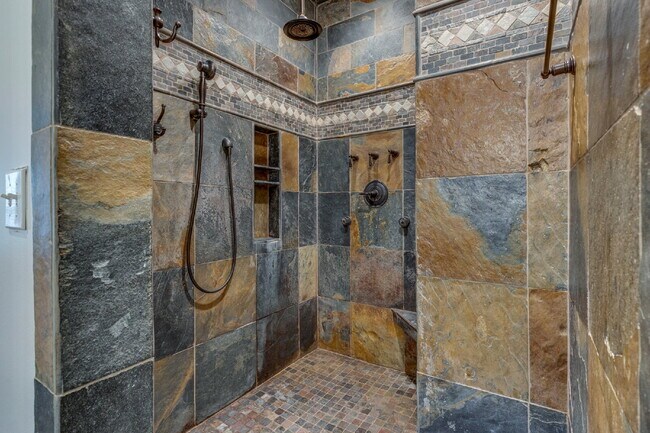 Building Photo - Luxury, Location, and Lifestyle on Rolling...