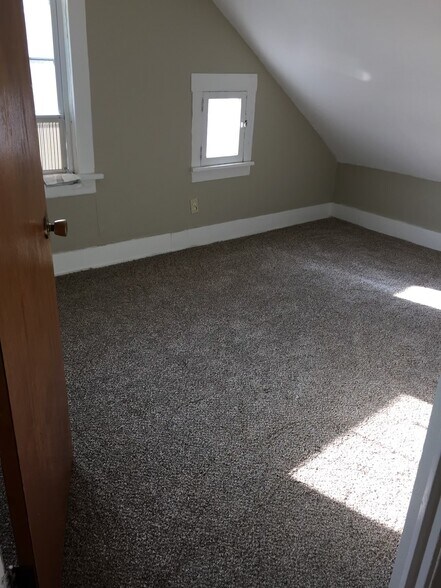 Building Photo - 920 W 3rd St