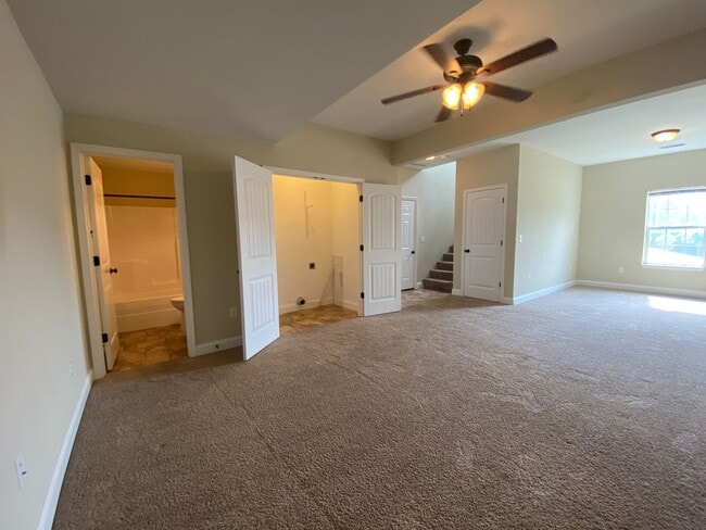 Building Photo - 3 bedroom, 3 bathroom home located in Brus...