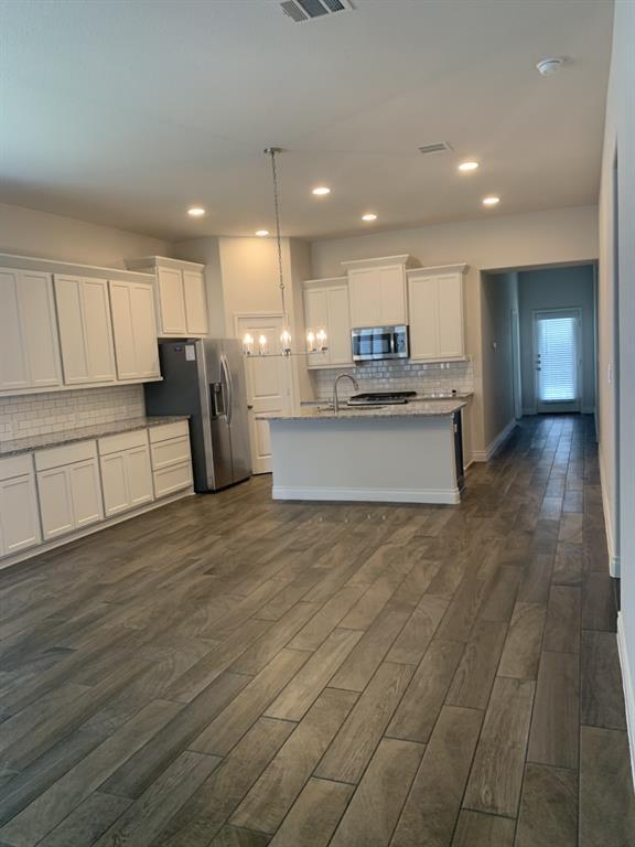 Building Photo - 221 Rosebush Dr