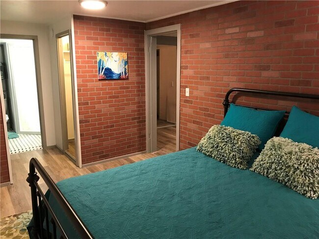 Building Photo - 16 W Thatcher St