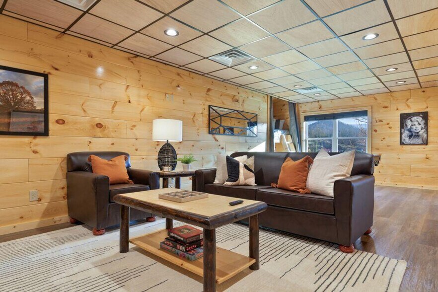 Building Photo - 3936 Valley View Dr