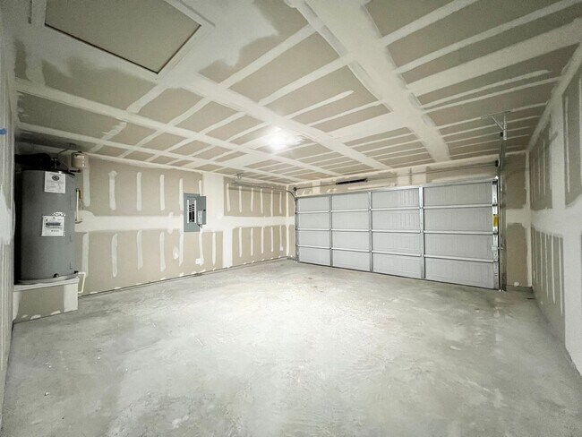 Building Photo - New 4 bedroom, 2 bath in Treaty Oaks Community