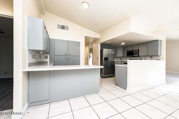 Building Photo - 4 Baywood Dr
