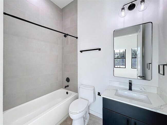 Building Photo - 1302 E Kay St