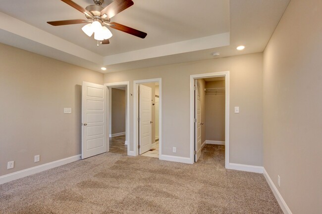 Building Photo - Fresh and Clean 3 bed 2 bath.  Sweet layout!