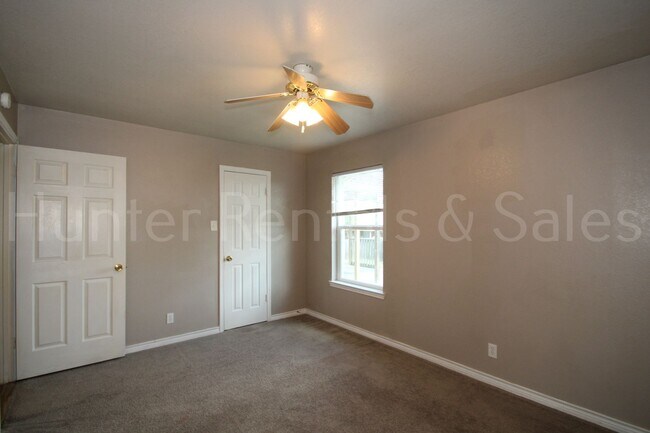 Building Photo - Well-Maintained & Move-In Ready in South K...