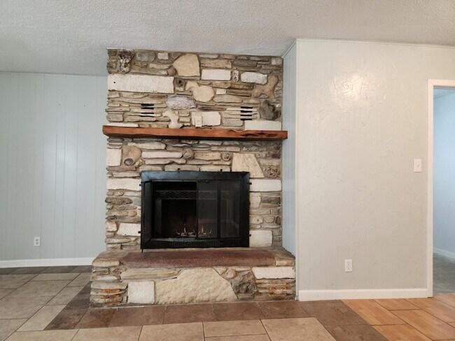 Building Photo - Amazing home on large property