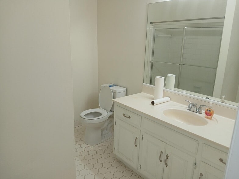 Upstairs Bathroom - 3049 Old Stone Dr