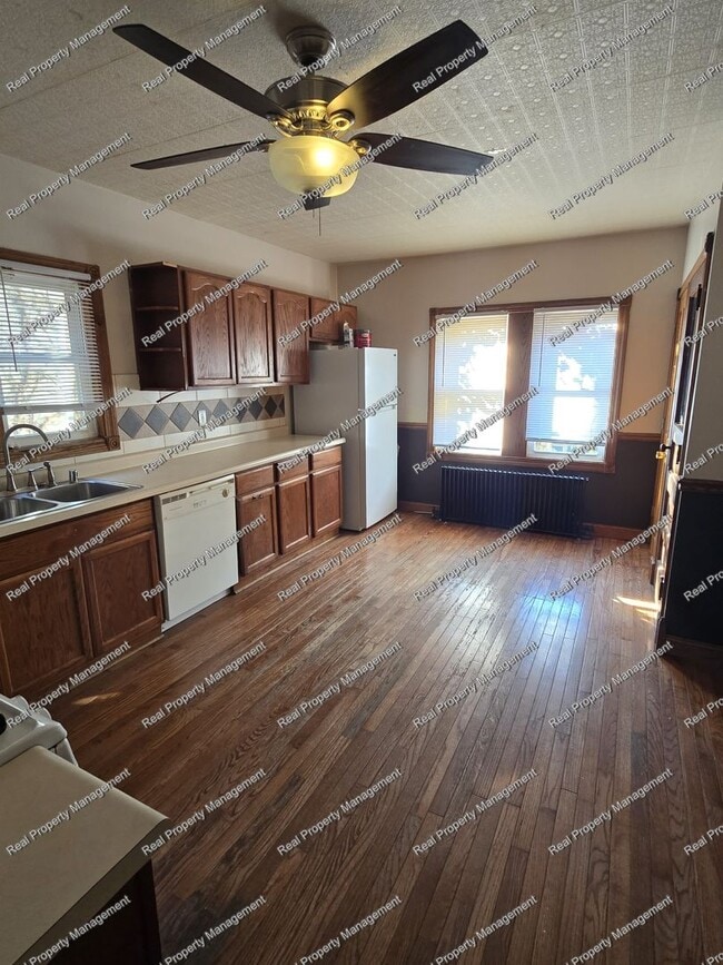 Building Photo - Freshly Painted 3 Bedroom