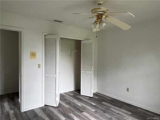 Building Photo - 558 E Jenkins Ct