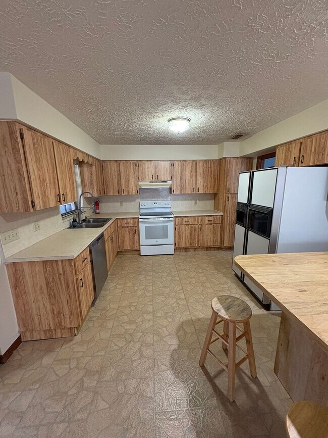 Building Photo - 2/2 home with fenced backyard in Ft Pierce