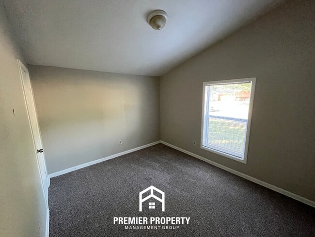 Building Photo - Charming 3BR/1.5BA in 38118 | Vaulted Ceilings, Fireplace & Formal Dining