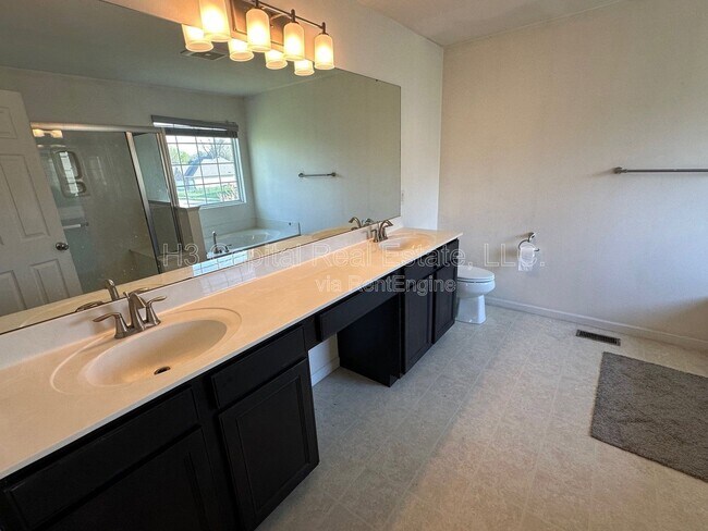 Building Photo - 116 Forest Oaks Dr