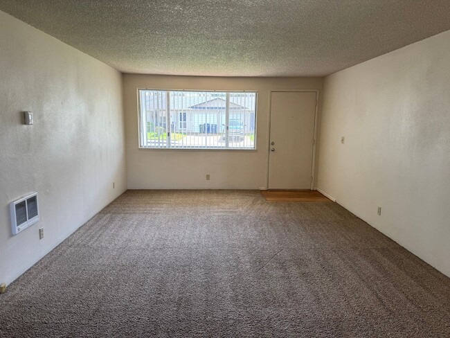 Building Photo - Great single level 2 bed/1 bath duplex in ...