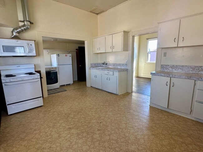 Building Photo - Charming 2-Bedroom Cottage on the Samoa Pe...