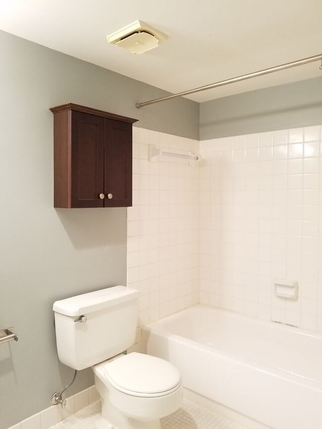 Building Photo - Extremely Well Maintained Second Level Condo Available mid-March!