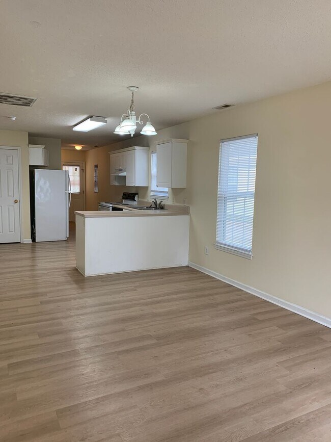 Building Photo - 3 Bedroom, 2 Bath House Available On Wesle...