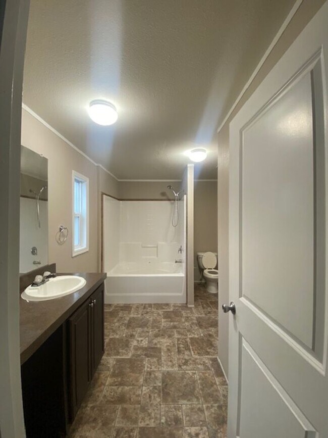 Building Photo - Private Country Living 3 Bedroom Home!