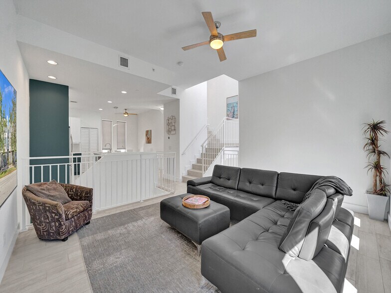 Building Photo - 703 SE 16th Ct