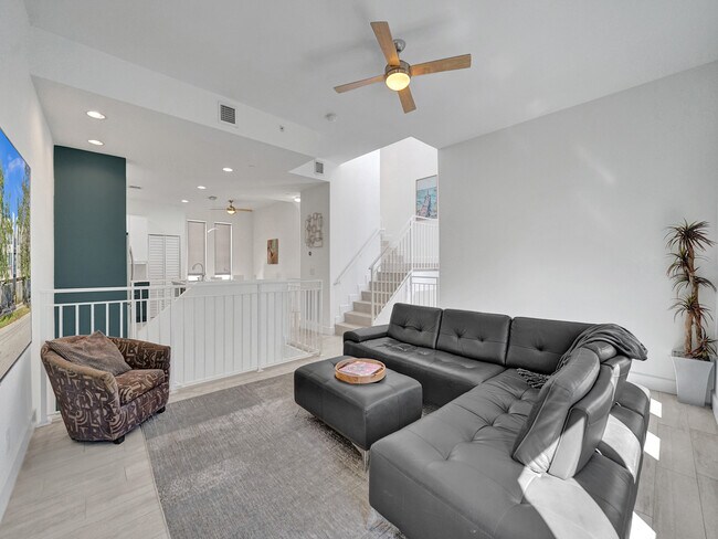 Building Photo - 703 SE 16th Ct