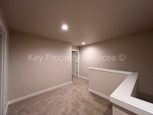 Building Photo - Newer Townhome in North Vancouver/Ridgefield