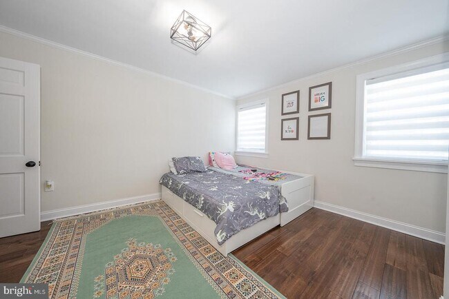 Building Photo - 227 E Hathaway Ln