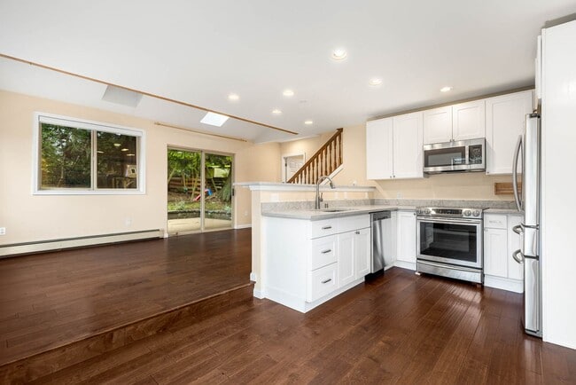 Building Photo - 16725 10th Ave NE