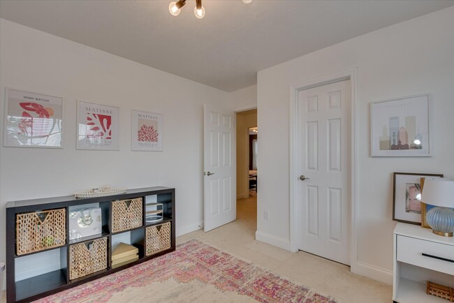 Building Photo - 5 Bed/3 Bath home with Primary Bedroom & a...