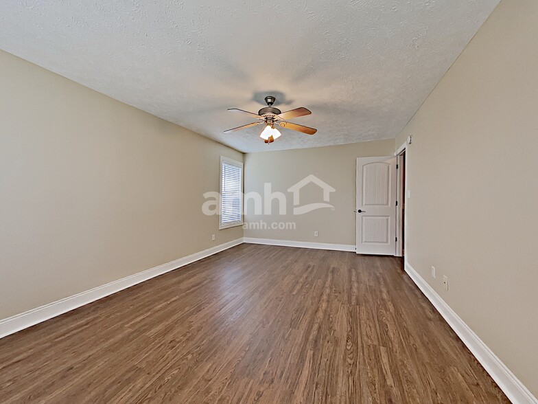 Building Photo - 1131 Longwood Dr