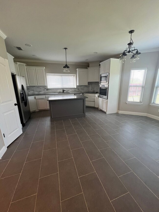 Building Photo - Spacious Family Room Great Location