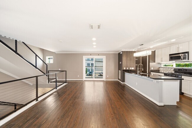 Building Photo - 913 Saulnier St