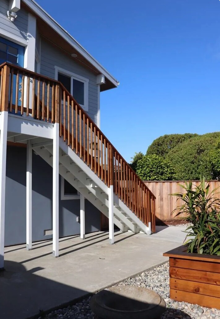 Building Photo - 902 W Cliff Dr