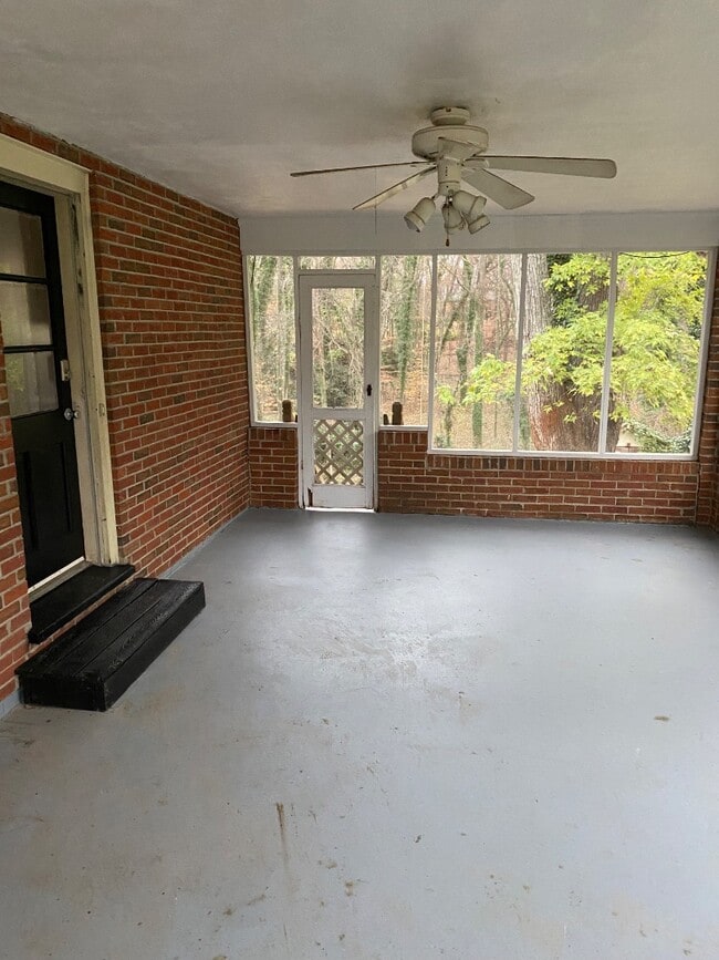 Building Photo - 1424 Nelson Dr