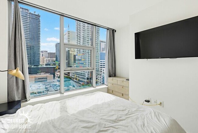 Building Photo - High-Rise Luxury 2Bdm 2Ba Condo in Downtown San Diego!