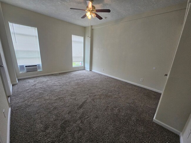 Building Photo - Spacious Home on 5 Acres For Rent!