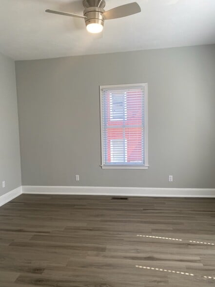 Large Primary Bedroom - 917 Campbell Ave SW
