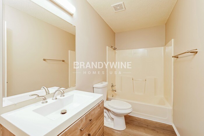 Building Photo - 13707 Bennington Ave