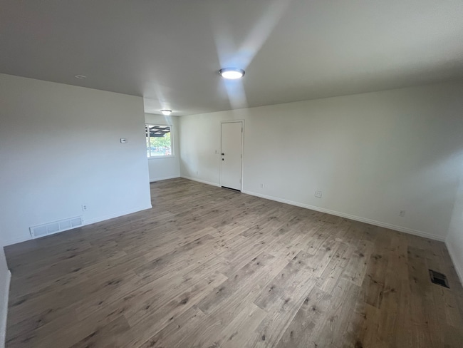 Building Photo - Roy Twinhome